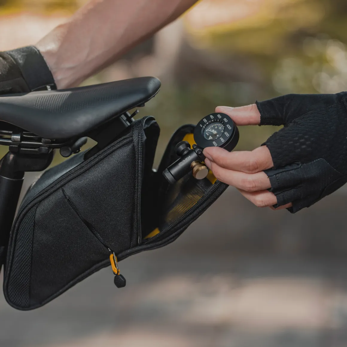 Airbooster G+ CO2 Inflator With Pressure Gauge