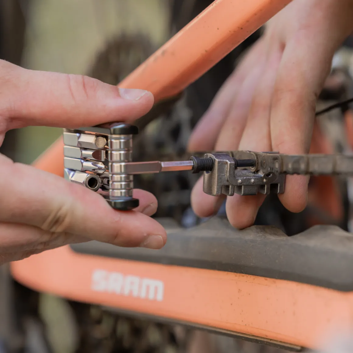 F16 Mini Tool with Tubeless Plug Kit