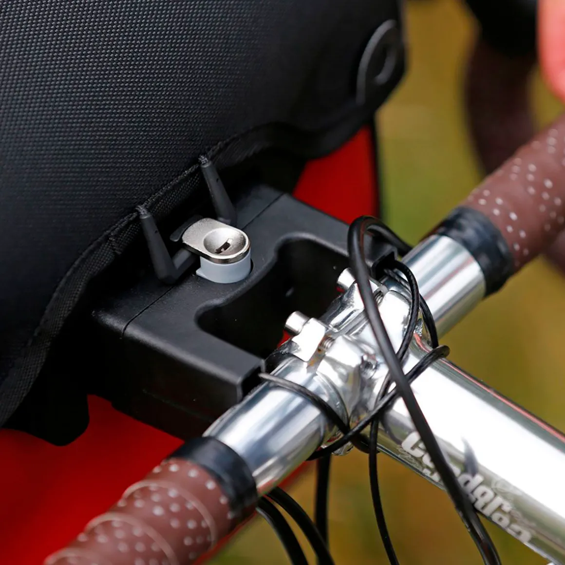 Mounting Set for Handlebar Bags/Baskets with Lock