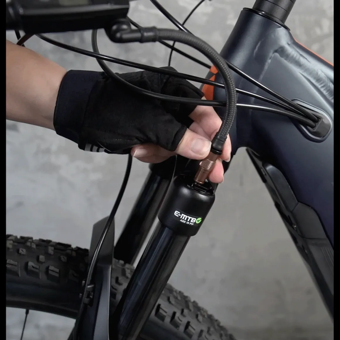 Pocketshock Digital Suspension Fork and Shock Pump