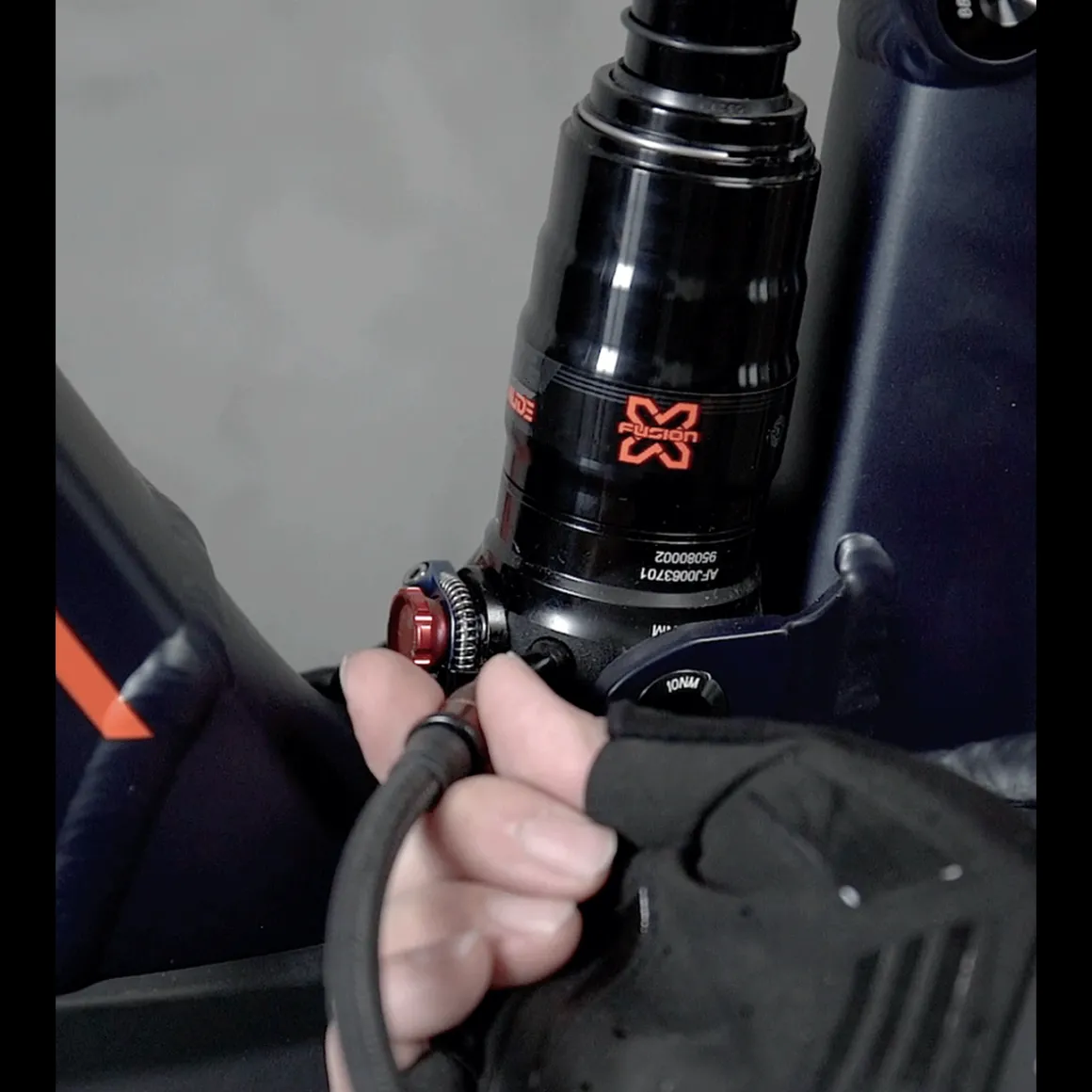 Pocketshock Digital Suspension Fork and Shock Pump
